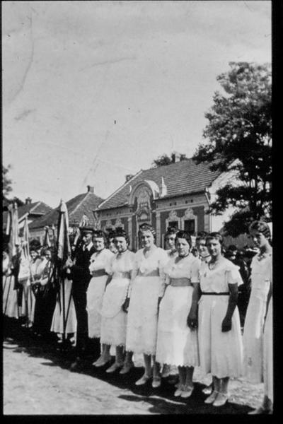 Fahnenweihe 1937 -kath_Maedchenkranz und Jungen