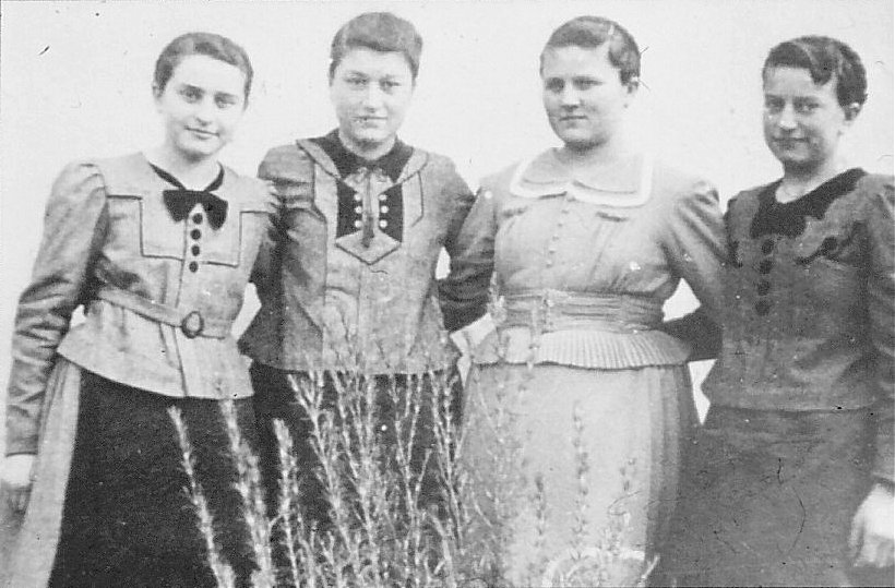 Johannisfeld Maedchentracht