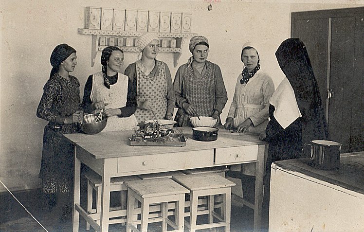 Klj-Maedel in der Haushaltsschule Lippa 1936