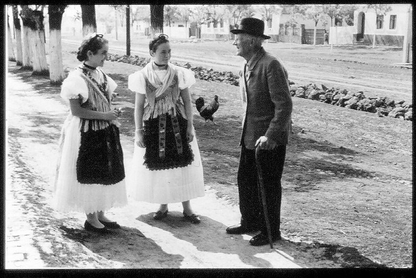 Trachtenmaedchen mit altem Mann