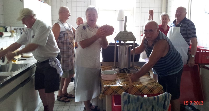 20130715_beim Wurstmachen (4)